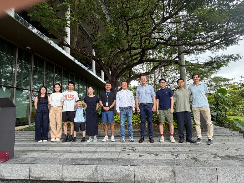 Prof. Ying Long and Prof. Chen Zhong visited our lab